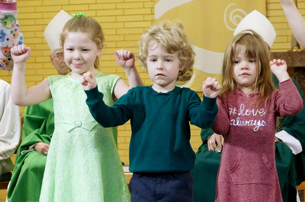 Los niños, tanto sordos como oyentes, “señalaron” el salmo responsorial durante una misa reciente en la iglesia St. Patrick en Seattle, celebrada junto con una conferencia de cinco días de la Oficina Nacional Católica para Sordos. El ministerio con personas sordas ha sido parte de esta parroquia de Seattle desde la década de 1980. NWC ICYMI Abril de 2018